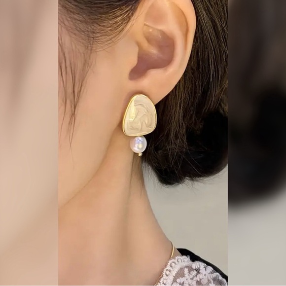 18K Plated Imitation Pearl Asymmetric Dangle Earrings Khaki or Pearl White - Picture 4 of 6